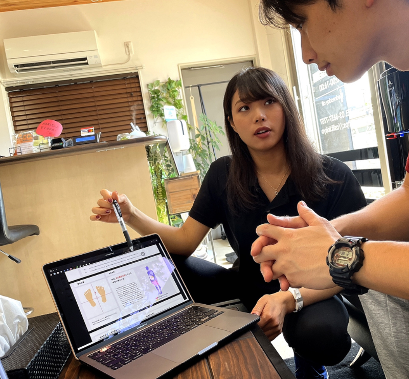 スタッフが丁寧にヒアリングしている様子